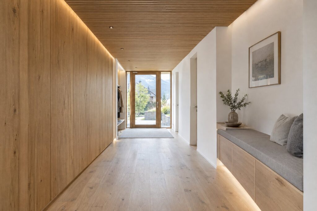 Symbolbild: Eingangsbereich mit Holzwand und Holzdecke Eingangsbereich mit Wandverkleidung und Decke aus Holz
