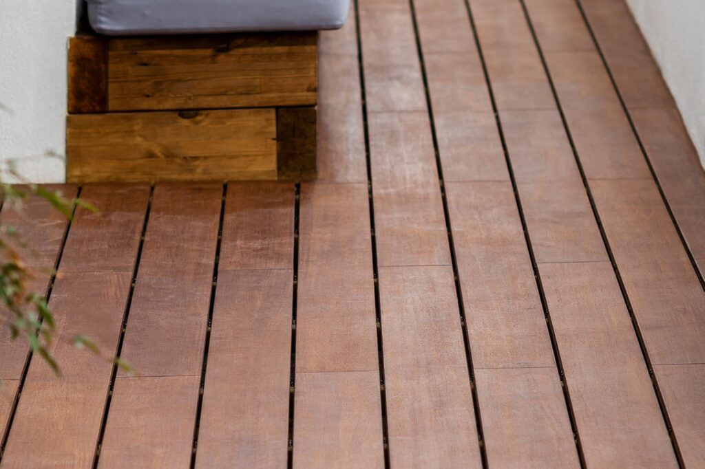 Holzrost aus Hartholz auf einer Terrasse