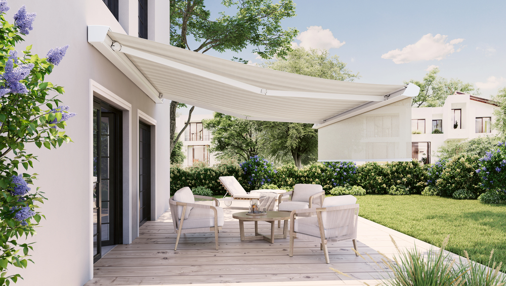 MHZ Kassettenmarkise über Terrasse Weisse Kassettenmarkise von MHZ über einer Gartenterrasse