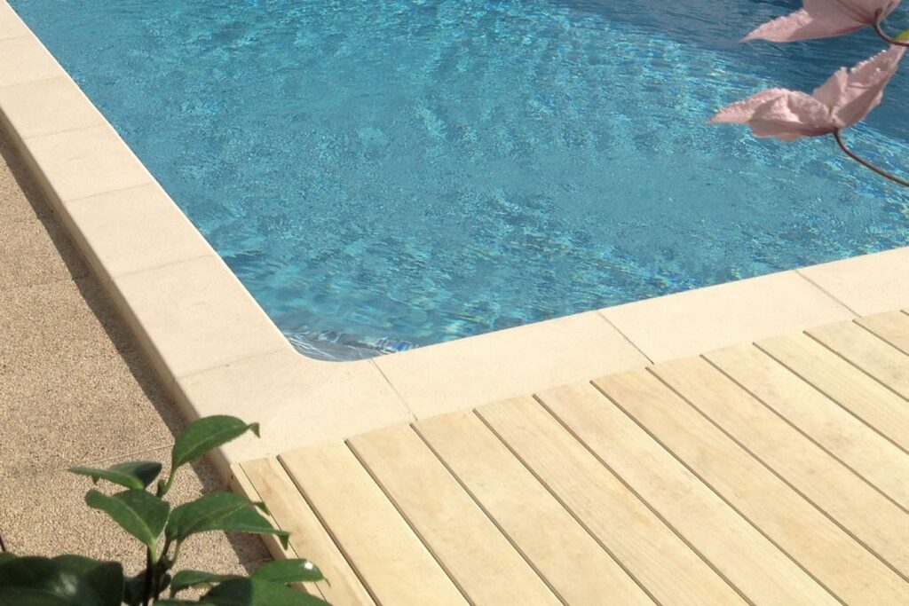 Helle Accoya-Terrassendielen an einem Swimmingpool