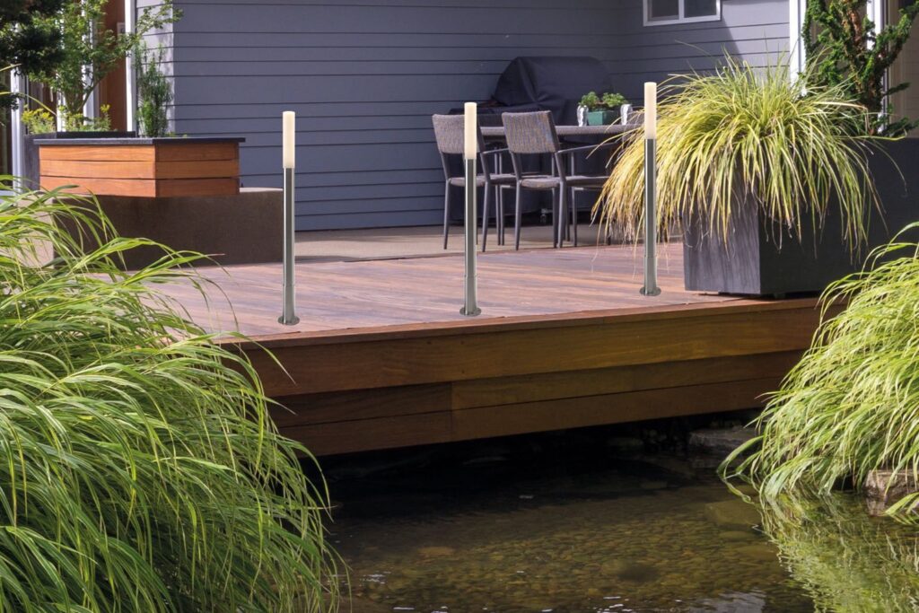 Terrasse aus Ipé-Hartholz über einem Gartenteich