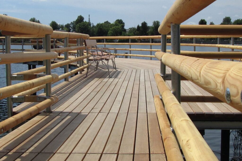 Holzterrasse aus Lärche mit Geländer am See