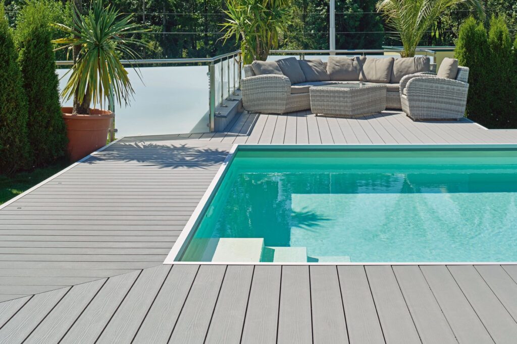Graue WPC-Terrassendielen Twinson rund um einen Swimmingpool
